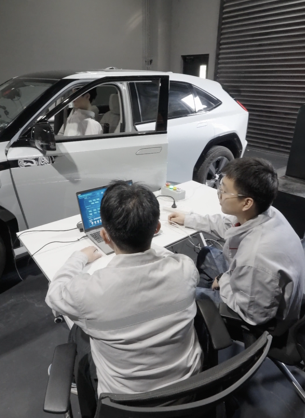 能网联汽车测试员如何给智能网联汽车“把脉问诊”？PG电子麻将胡了试玩新质生产力 职业新观察丨智(图5)