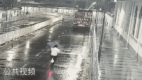多车后侧翻警方：涉事司机已被控制排除酒驾麻将胡了2模拟器深圳一50岁男子驾车连撞(图7)